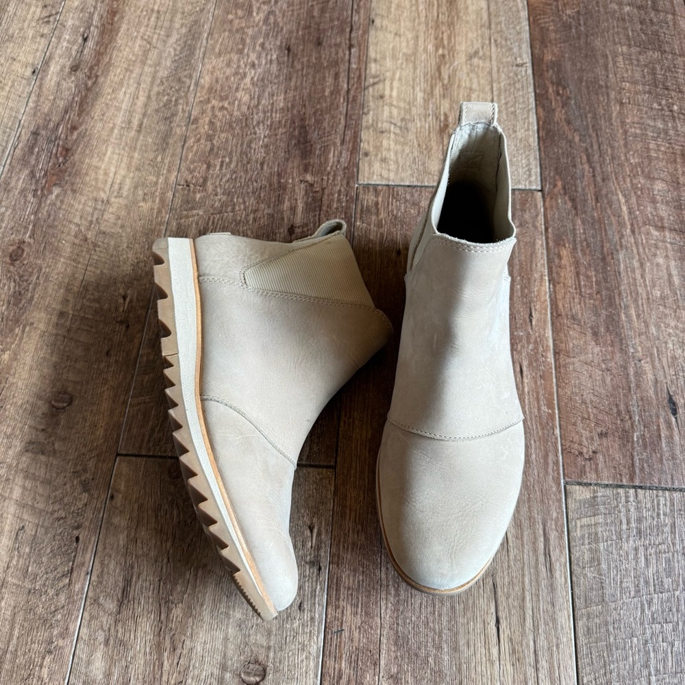 Sorel Women’s Evie Chelsea pull on boots size 8 --beige Color